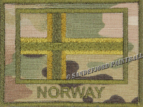 Norsk flagg på multicam bunn med 